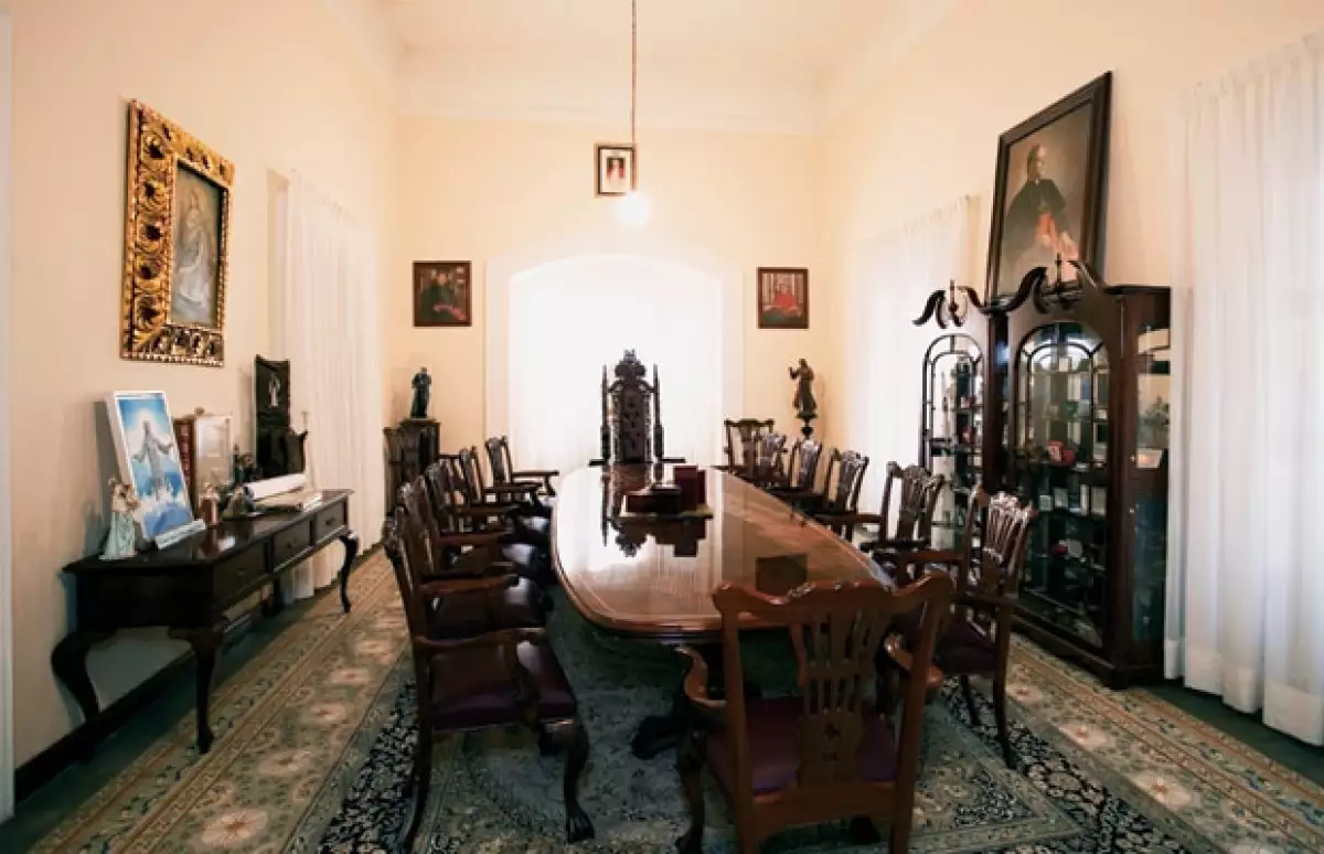 Junto a la biblioteca se encuentra este recibidor donde suele hacer juntas de trabajo.