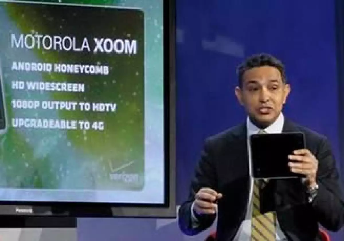 El CEO de Motorola Mobility, Sanjay Jha, presenta su innovadora tablet Xoom. (Foto: Reuters)