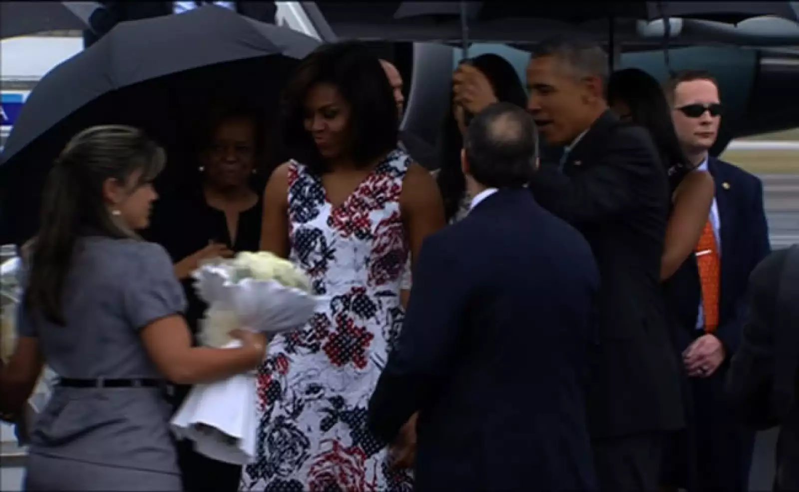 La primera dama de EU, Michelle Obama, recibió un ramo de rosas blancas por parte de las autoridades cubanas