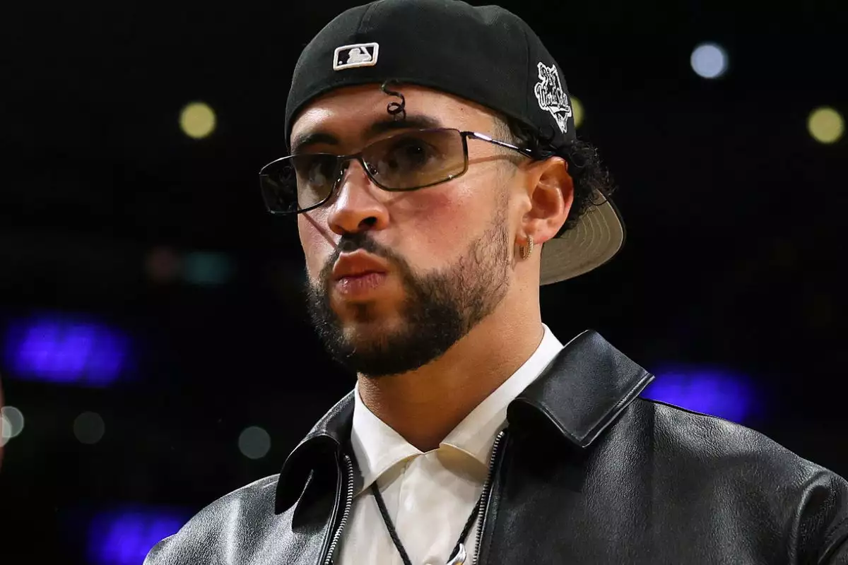 Bad Bunny con gorra puesta al revés y lentes oscuros