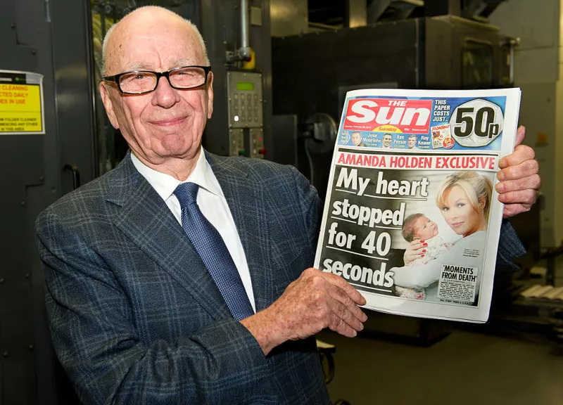En esta fotografía de folleto proporcionada por News International, Rupert Murdoch, presidente y CEO de News Corporation, revisa la primera edición de The Sun On Sunday cuando sale de la prensa el 25 de febrero de 2012 en Broxbourne, Inglaterra.