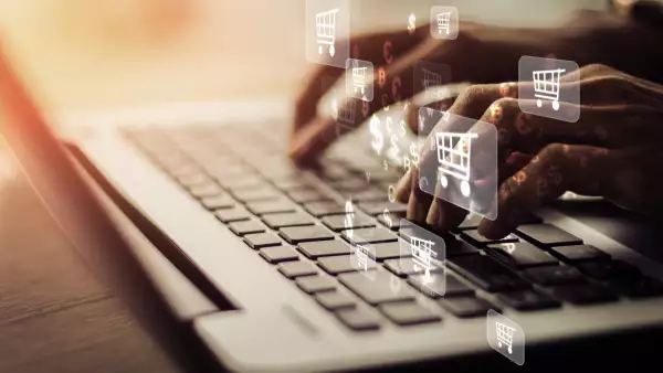 Computadora portátil de mujer de negocios con, concepto de compra en línea. 