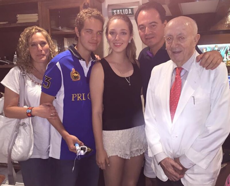 Gabriela de Fernández, Emilio, Andrea y Luis Javier Fernández