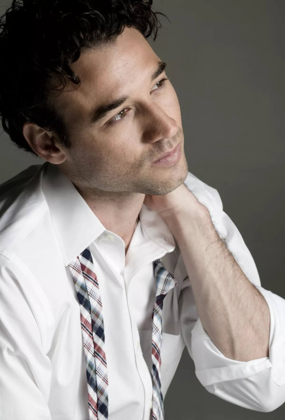 Pierre Alexander. Vestuario: Brooks Brothers. Maquillaje: Ariel Farfán para Ésika. Peinado: Ariel Farfán para American Crew