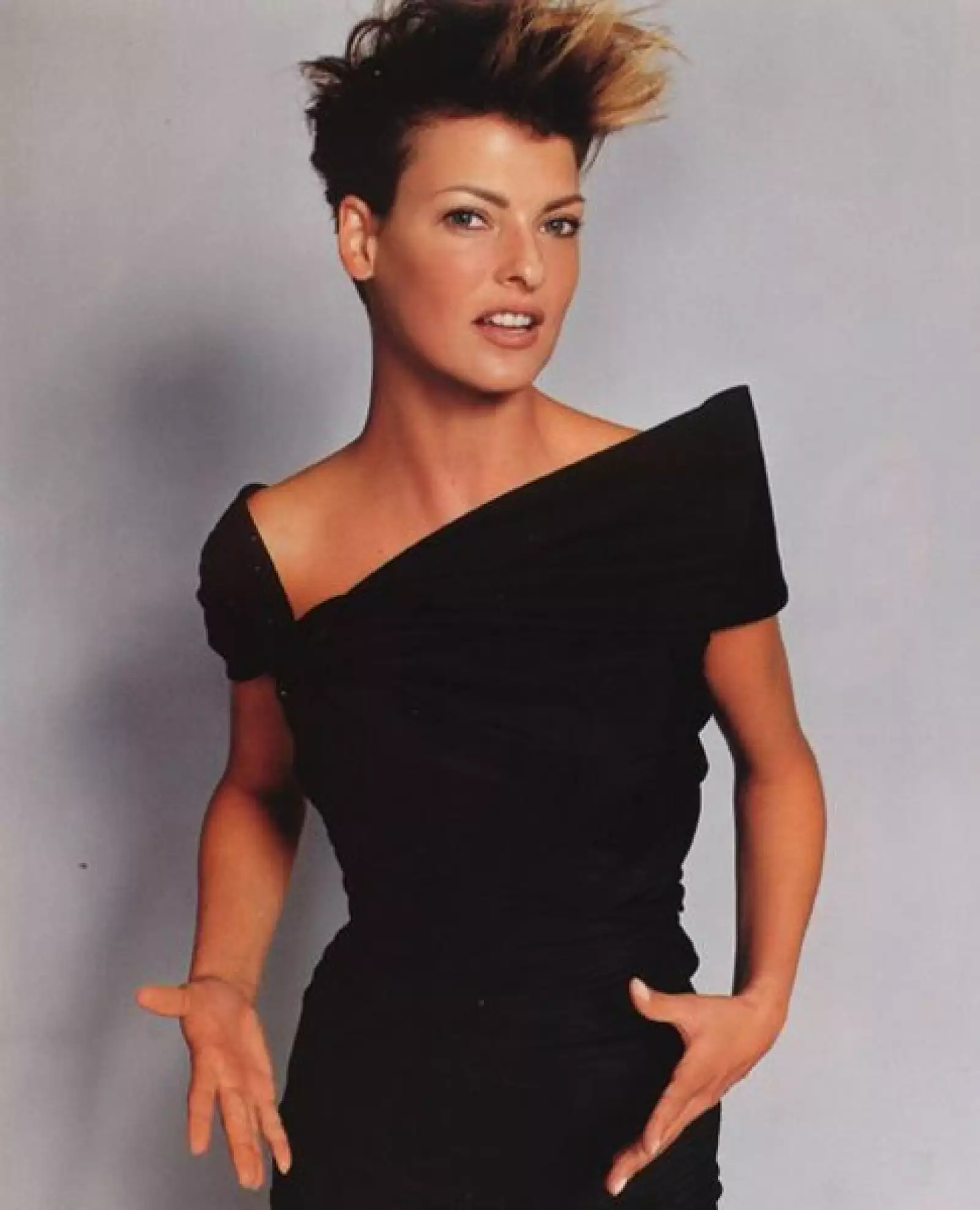 Muy al estilo de los años 80, el pelo corto con las puntas hacia arriba.