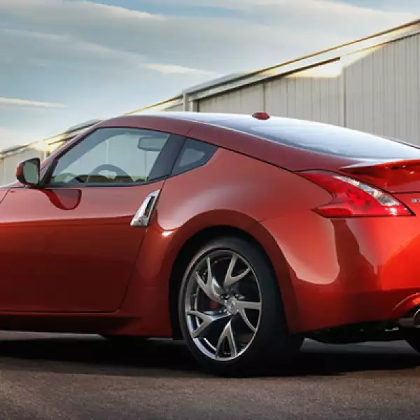 Mecánicamente no presenta cambios frente a su anterior versión, con un motor de 3.7 L V6 con 332 caballos de fuerza, transmisión manual de seis cambios y automática de siete.