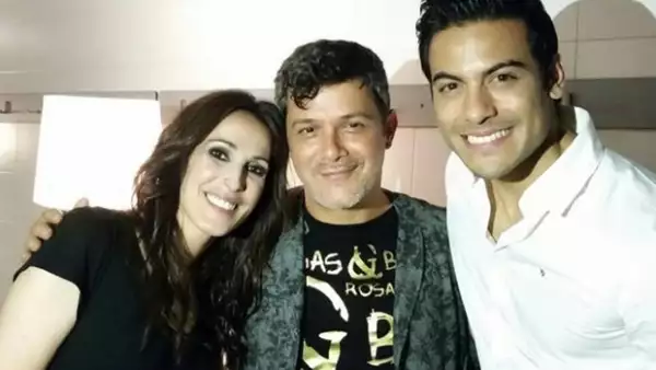 El jugador de fútbol y Javier Aquino dejaron un momento el fútbol para subirse al escenario con el cantante mexicano e interpretar “El Rey”.