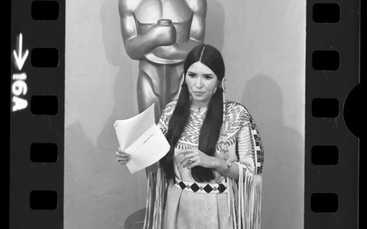Foto de la activista Sacheen Littlefeather al rechazar el Oscar a nombre de Marlon Brando.