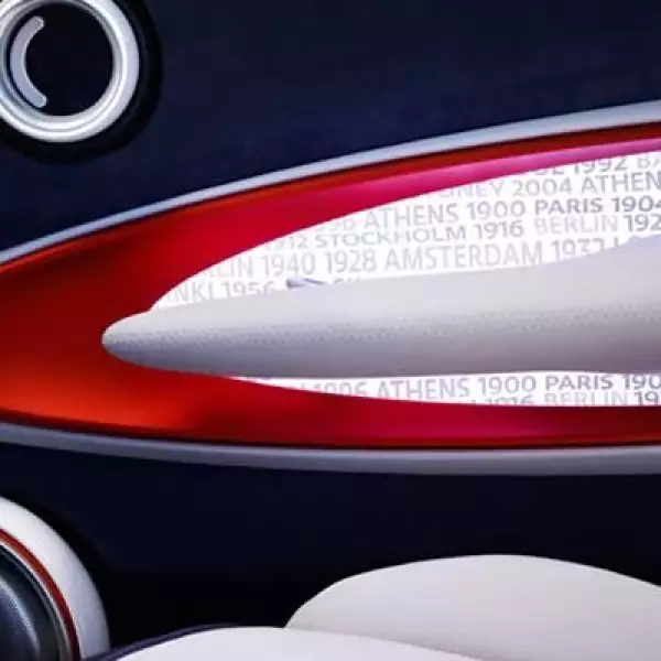 La parrilla cuenta con una estructura formada por logos de la marca en color rojo metálico contrastado con blanco.