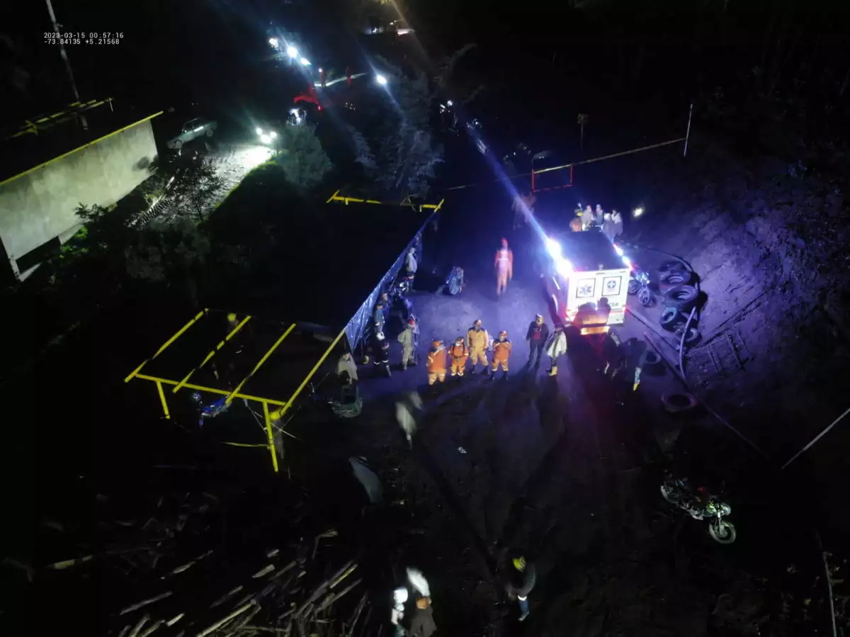 Voluntarios de la Defensa Civil de Colombia en coordinación con agencias de socorro participan en el trabajo de búsqueda y rescate de mineros atrapados tras la explosión de una mina en Sutatausa, Colombia, en esta imagen publicada el 15 de marzo de 2023.