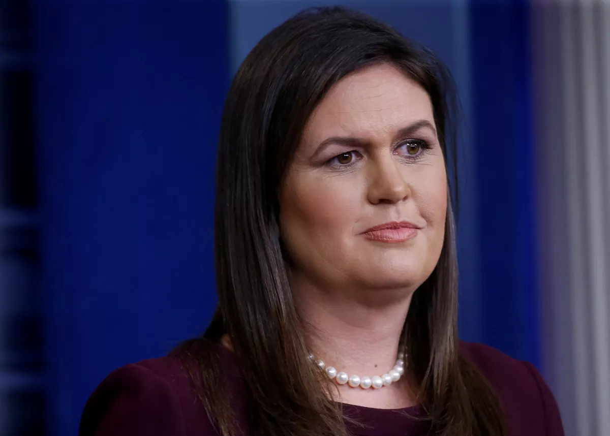 Sara Huckabee Sanders en una conferencia de prensa en la Casa Blanca. 