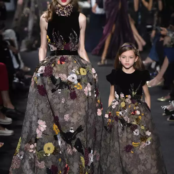 Varios de los vestidos fueron adaptados tanto para la modelo, como para su versión infantil.
