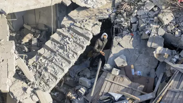 Un hombre camina entre los escombros de un edificio destruido, destruido por el bombardeo israelí durante la noche en Rafah, en el sur de la Franja de Gaza, el 7 de diciembre de 2023, en medio de continuas batallas entre Israel y el grupo militante palestino Hamas.