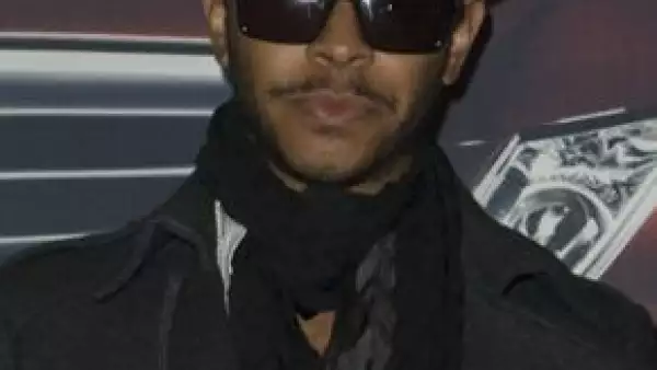 En el marco de la Mercedes Benz Fashion México 2009, el intérprete de No me quiero enamorar se rehusó a hablar sobre el proceso judicial que enfrenta por haber incumplido sus obligaciones como padre.