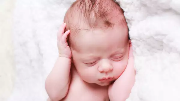 Recién nacido durmiendo tranquilamente