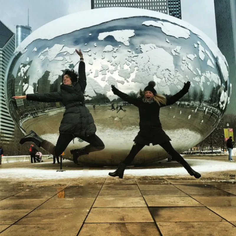 La actriz y la directora de orquesta no dejan que el clima frío de la ciudad de los vientos detenga su diversión y disfrutan de tiempo de calidad juntas antes de los conciertos de Alondra.