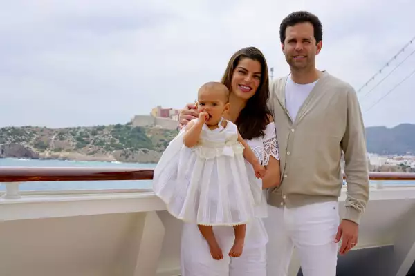 Bárbara Coppel, Alejandro Hank y su hija Amaïa