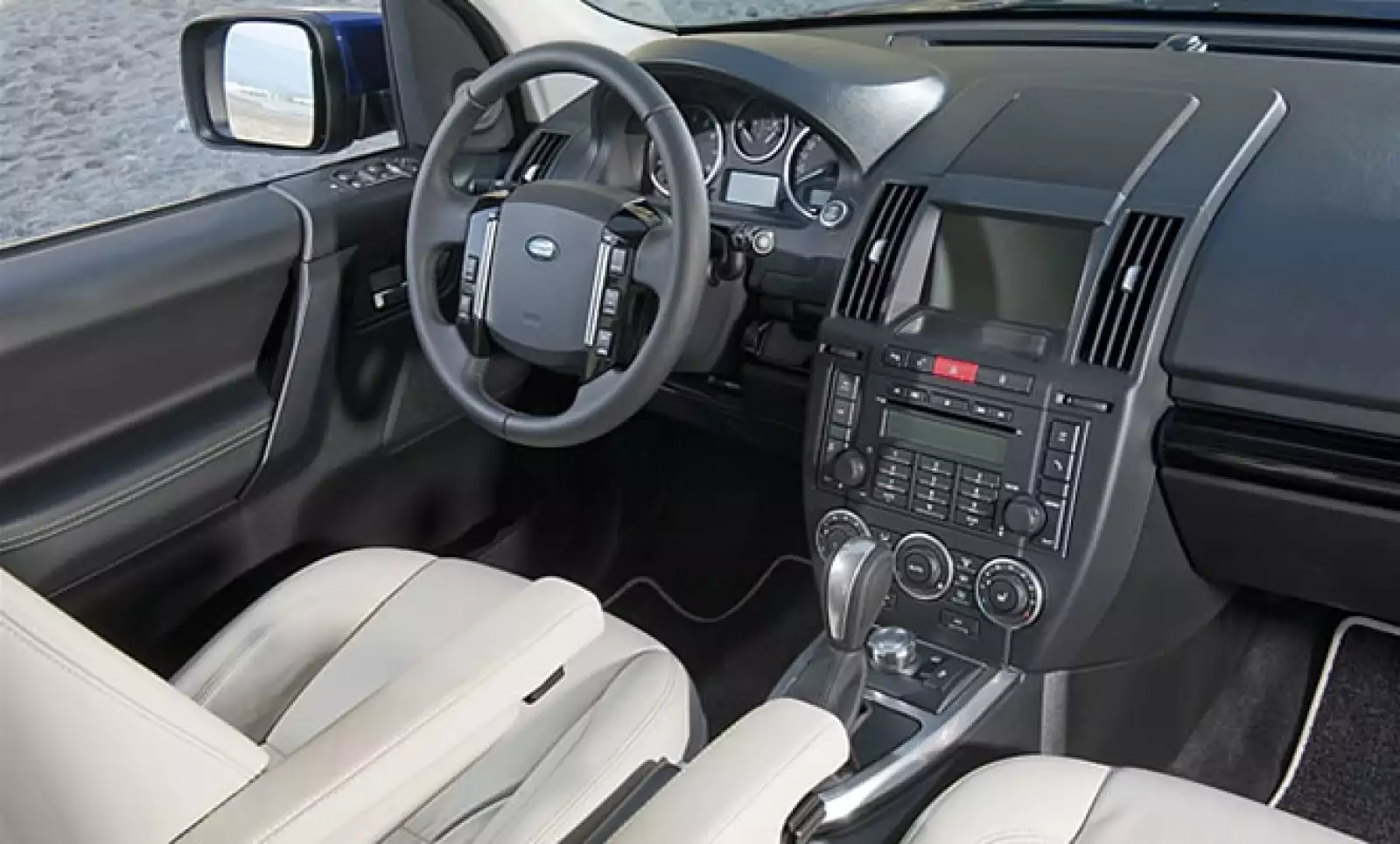 Dentro del habitáculo, se puede optar por cuatro estilos diferentes que diferencian los niveles de equipamiento.