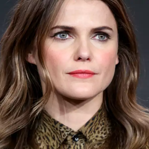 Keri Russell prefiere un tono más naranja y unos cat eyes.