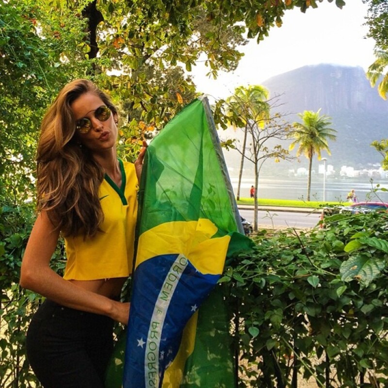 Izabel Goulart posó muy sexy con la playera de Brasil.