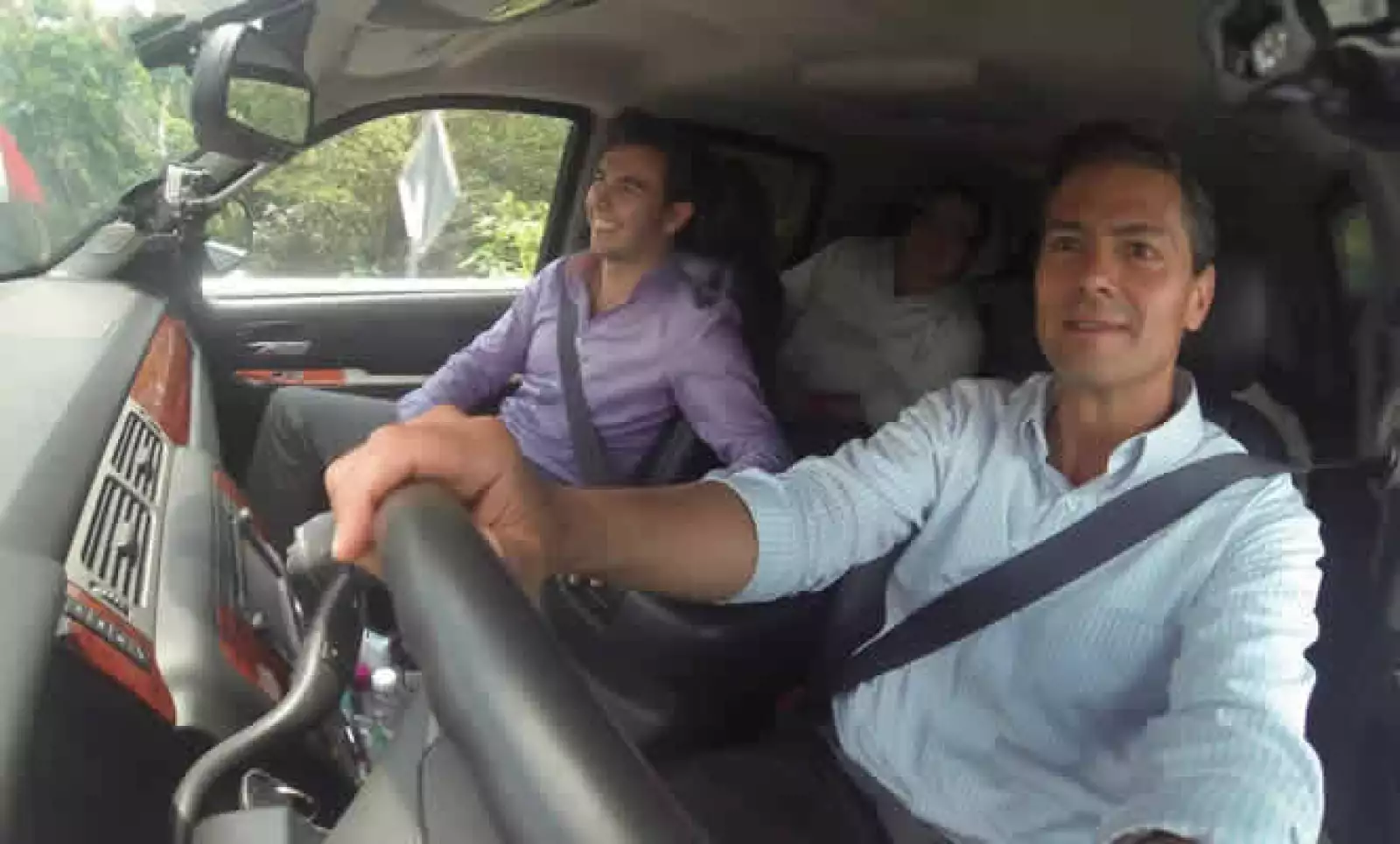 El piloto mexicano Sergio Pérez acompañó al presidente Peña en la entrega del Libramiento Coatepec en Veracruz.