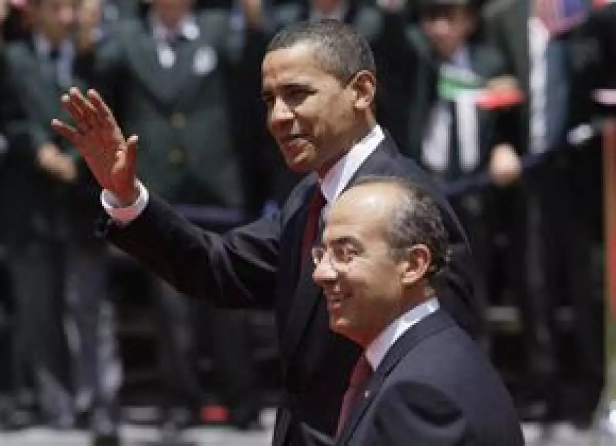 En el Campo Militar Marte, el presidente de México dio la bienvenida a su homólogo Barack Obama.