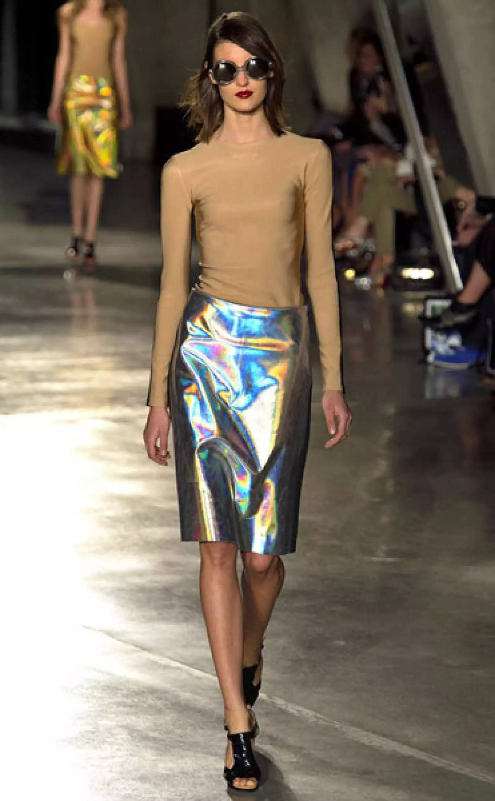 Jonathan Saunders combina con prendas en colores neutros para lograr un look pulido.