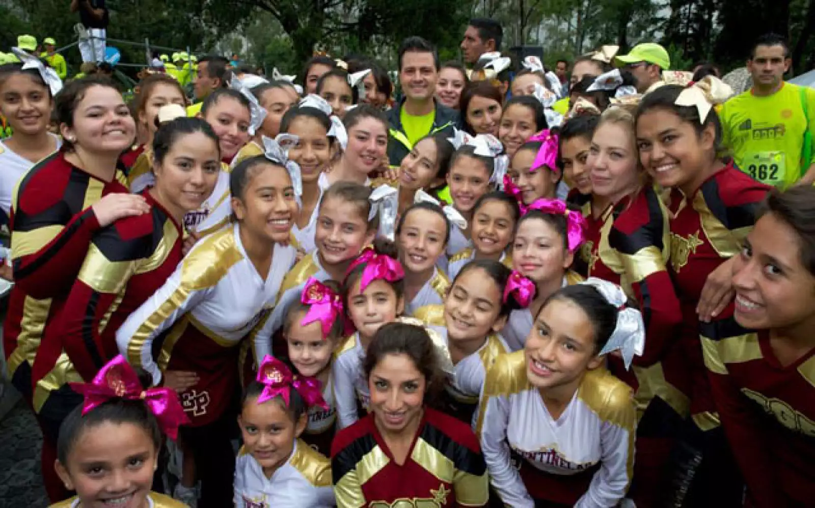 Antes de retirarse del lugar, el Primer Mandatario convivió con los asistentes y los porristas del equipo de futbol americano Centinelas.