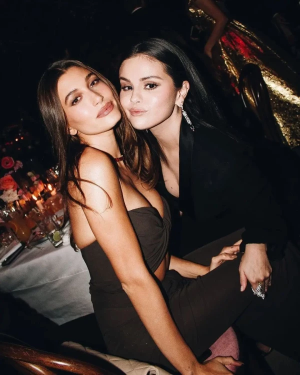 Hailey Bieber y Selena Gomez posan juntas por primera vez