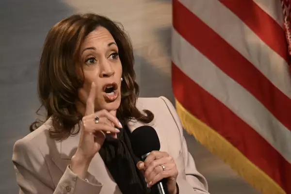 Harris condena la violencia y división política en Estados Unidos, en la imagen es visible solo el torso para arriba 