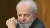 El presidente brasileño, Luiz Inácio Lula da Silva, hace gestos durante una ceremonia para asignar recursos del Fondo Amazonía a proyectos de seguridad para la Amazonia en el Palacio Planalto de Brasilia el 17 de junio de 2024.