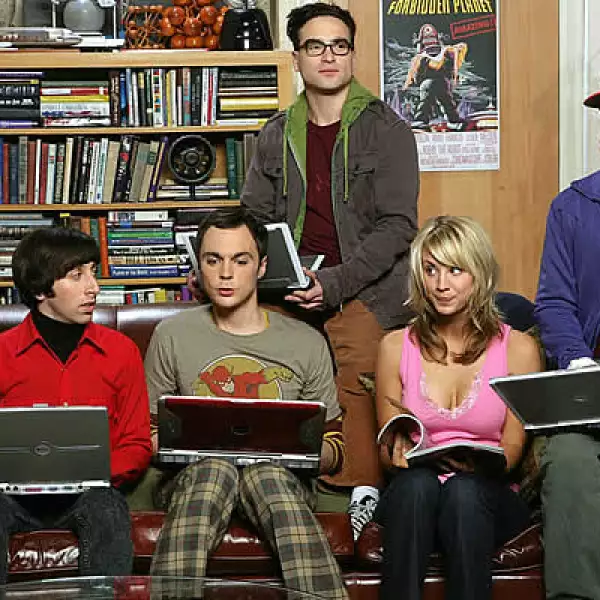 La serie donde cuatro científicos tienen que sobrepasar las problemáticas de la vida diaria, acompañadas de una bella mesera. Cada actor tiene un salario de 50,000 dólares por episodio.