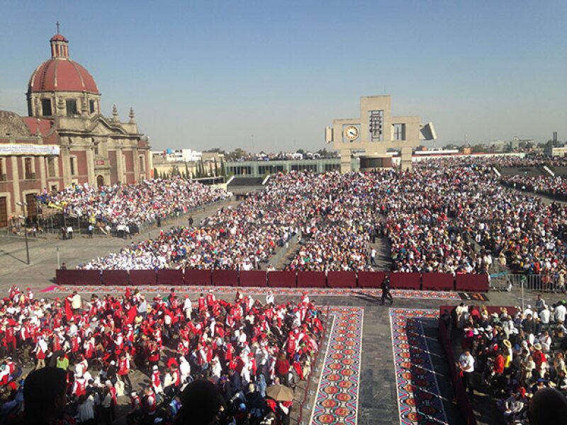 La explanada de la Basílica se llenó con miles de fieles.