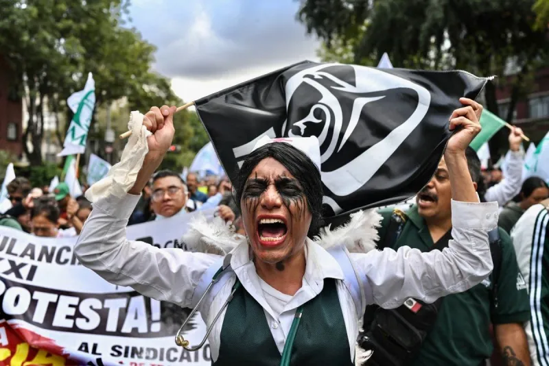 En la imagen se ve a trabajadores del IMSS protestando en CDMX. 