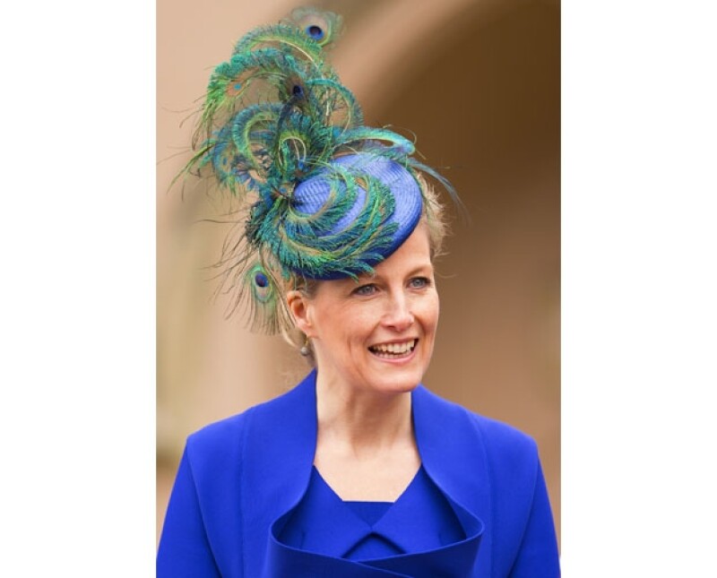 Sophie, condesa de Wessex, lució un traje azul eléctrico con este lindo sombrero que la hicieron lucir espectacular.