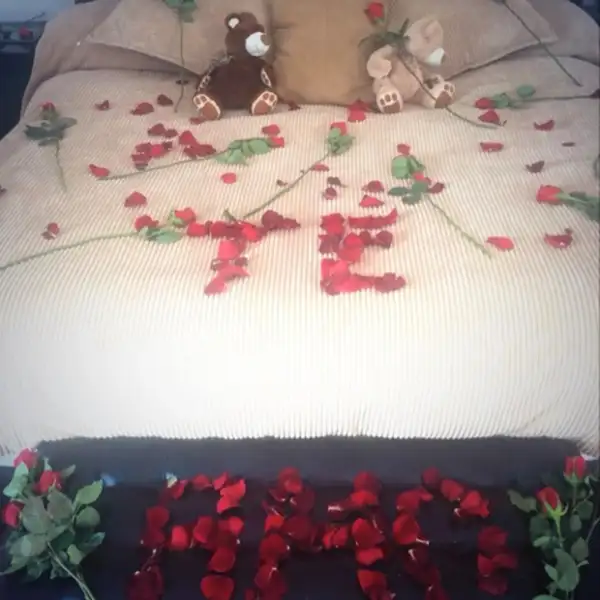 Gerardo cubrió de rosas la cama y le añadió un detalle muy especial