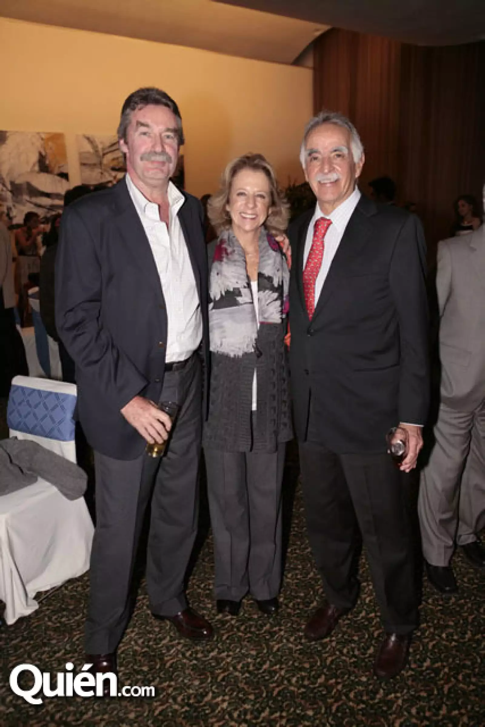 Diego y Cristina Mariscal con Rolando Vega