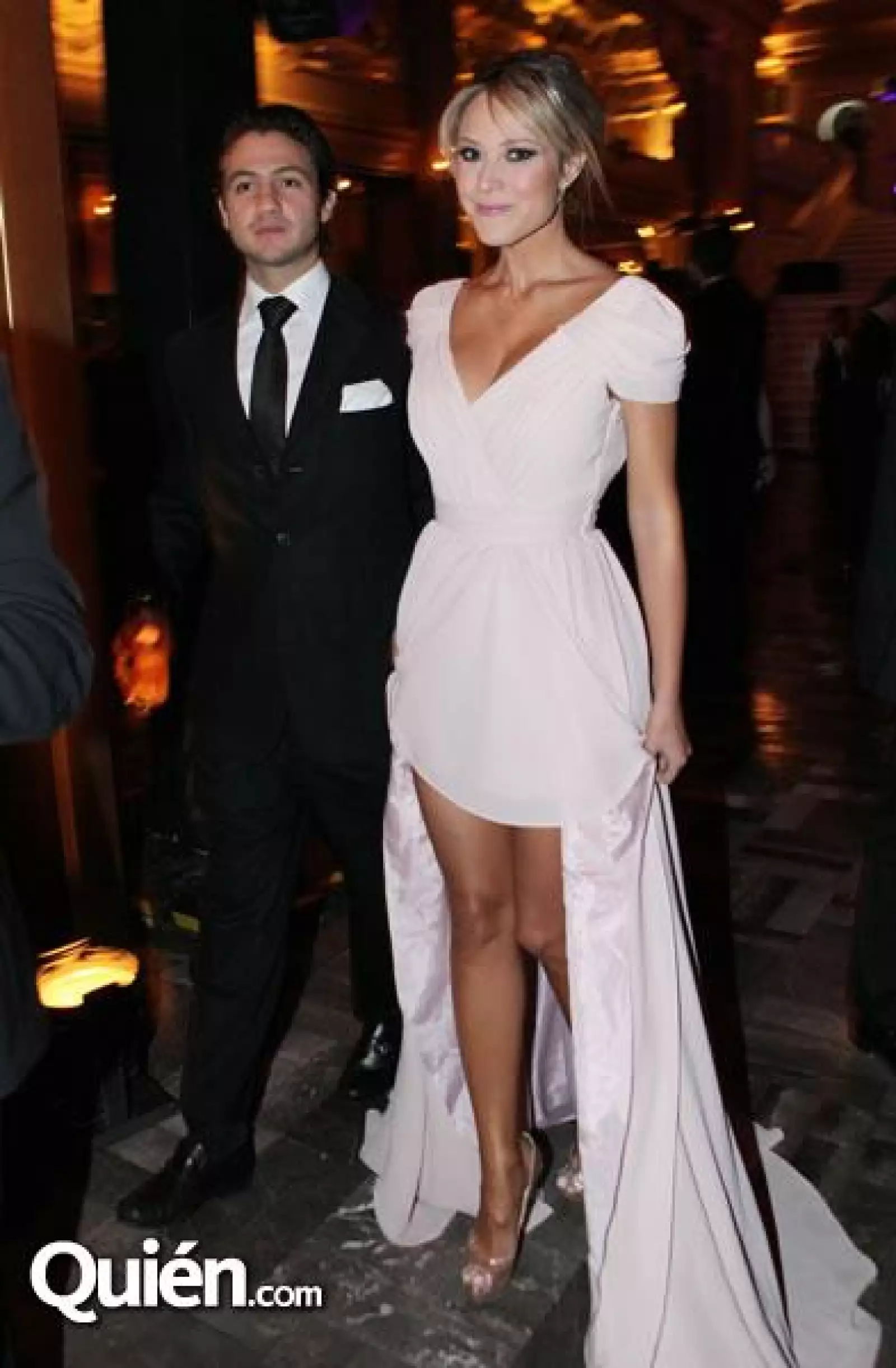 Juan Fernández y Vanessa Huppenkothen. La conductora usó el mismo vestido de la marca Eva Brazzi con el que Miranda Kerr cerró el desfile del Fashion Fest. Vane complementó su look con joyería de la firma H. Stern.