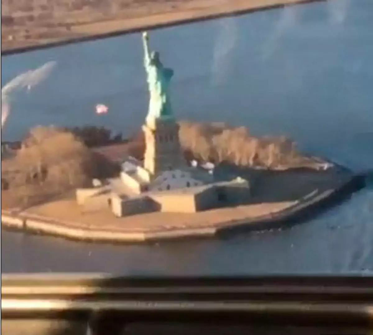 La pareja sobrevoló la Estatua de la Libertad.
