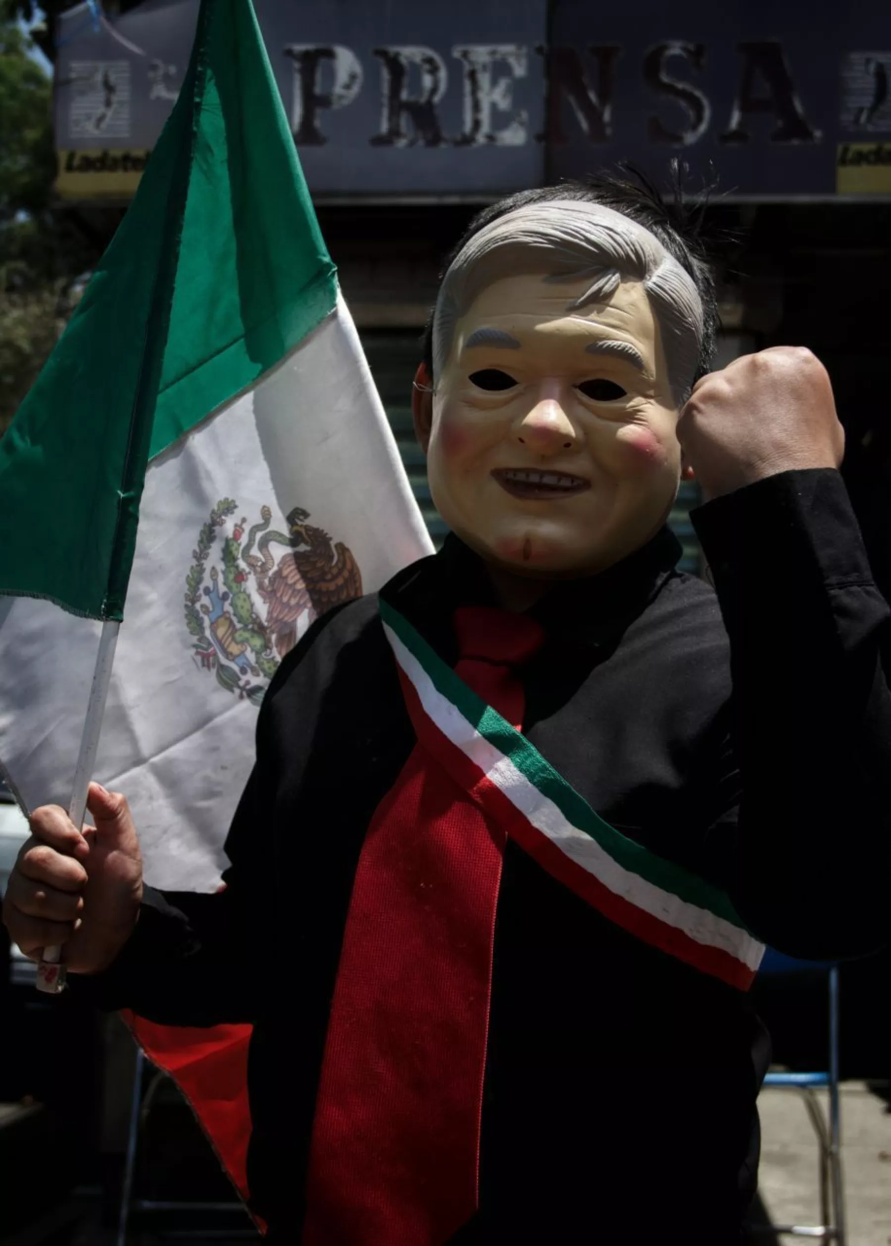 Un niño vestido de Andrés Manuel López Obrador, presidente de México, durante protesta frente al INE