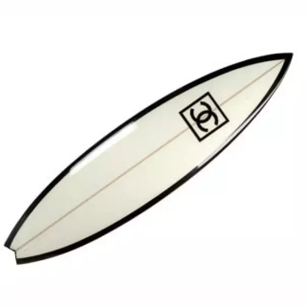 El mundo del surf es una de las grandes pasiones del director creativo de Chanel razón por la cual creó estas tablas de surf.