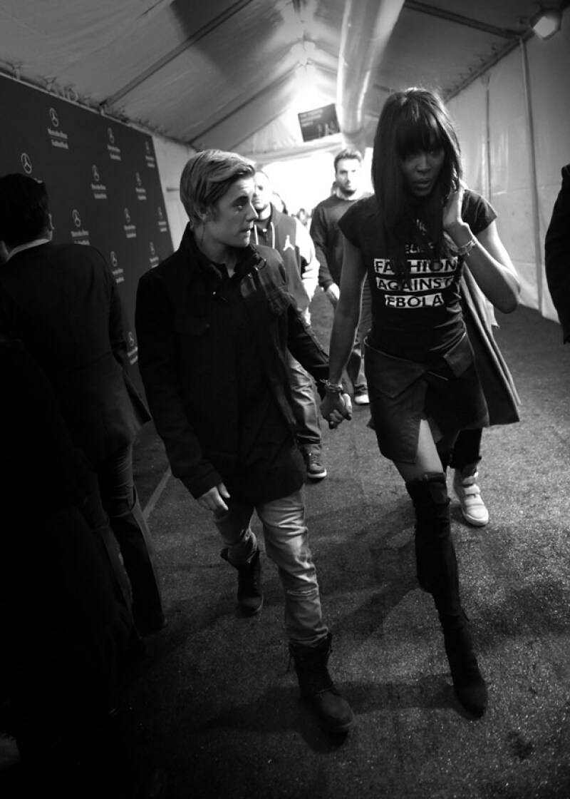 Naomi mostró una actitud de verguenza antes las cámaras, viendo al piso mientas caminaba de la mano con Justin.