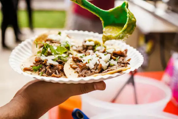 ¿Comes cerca del Metro? IPN encuentra bacterias fecales en puestos de comida