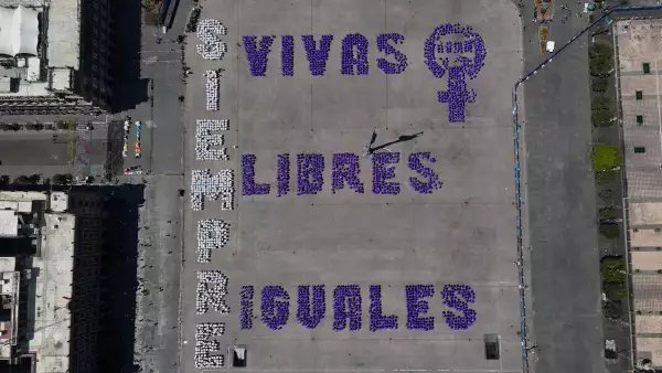 8M: Mujeres mandan mensaje en el Zócalo de la Ciudad de México