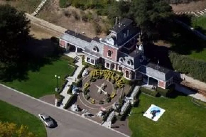 Lo más raro de la transacción es que el cantante es copropietario de la empresa que adquirió la propiedad ubicada en California.