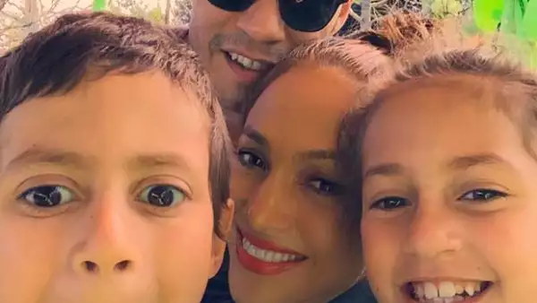 Los ex esposos se reunieron para festejar el séptimo aniversario de sus hijos y lo presumieron con una bella fotografía.