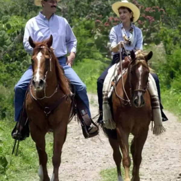 En esta ocasión, y vestidos muy al estilo ranchero, la pareja dio un paseo a caballo en la zona rural de San Francisco, Guanajuato.