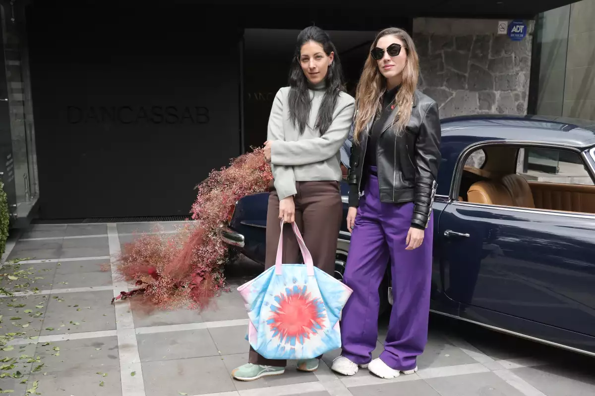 Lorena Murat y Ana Tazzer en la tienda de Dan Cassab