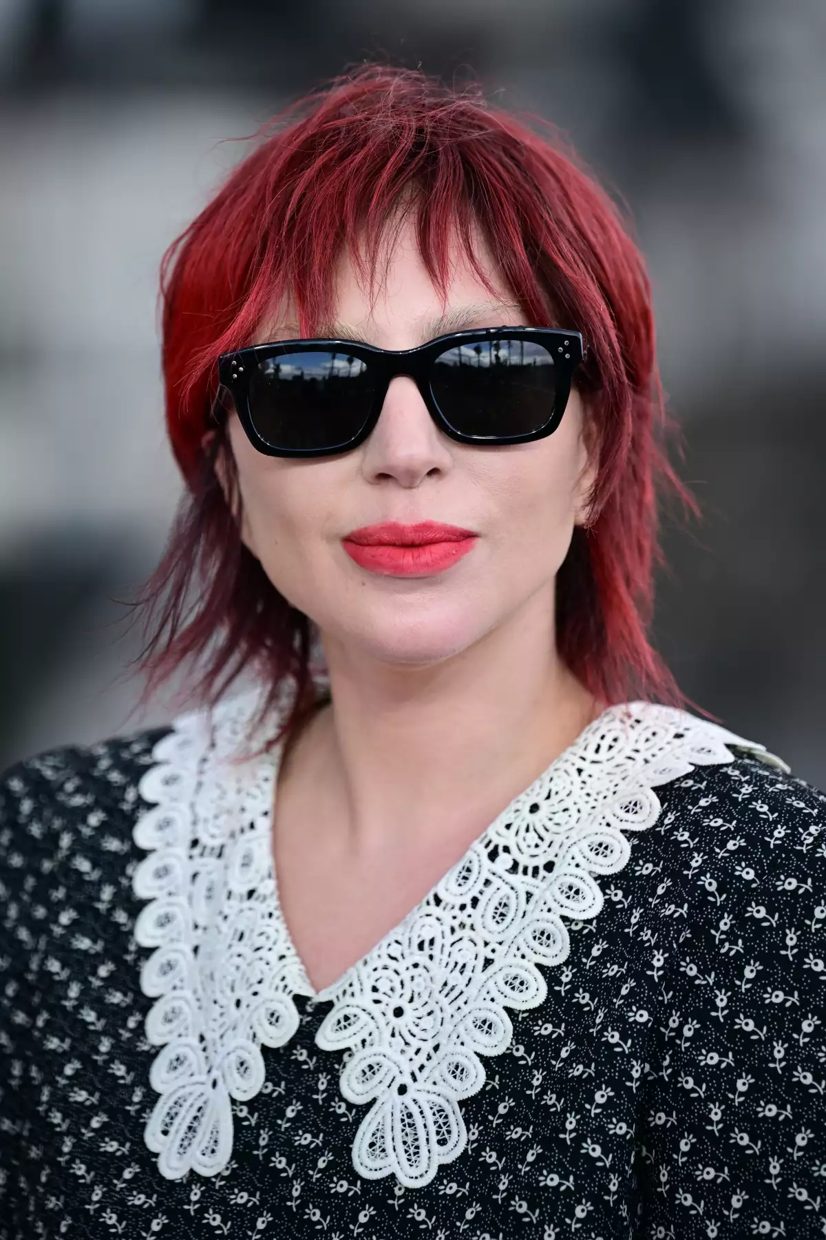Esa misma noche, Lady Gaga cambió su peinado por un mullet ochentero color rojo.