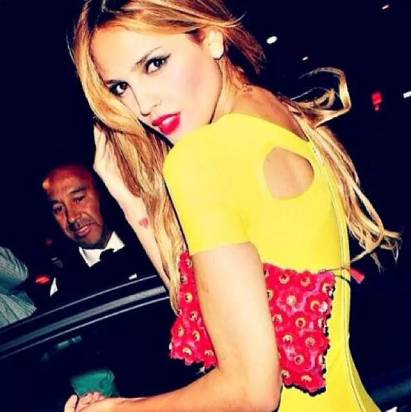 La actriz mexicana salió este jueves  a divertirse con sus amigas en West Hollywood y fue el centro de atención por su elegante y sexy estilo.